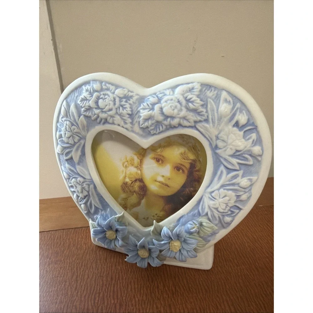 Porcelain Blue & White Heart Shaped Frame 3